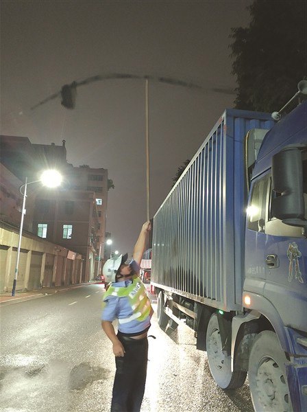 大卡車(chē)超高夜間刮落電纜　交警車(chē)流中托舉電纜一小時(shí)